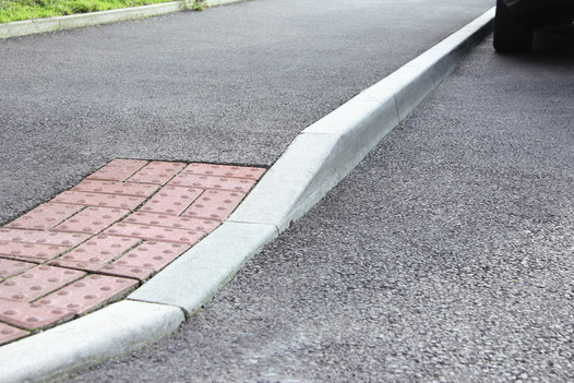 Silniční obrubník přechodový, pravý